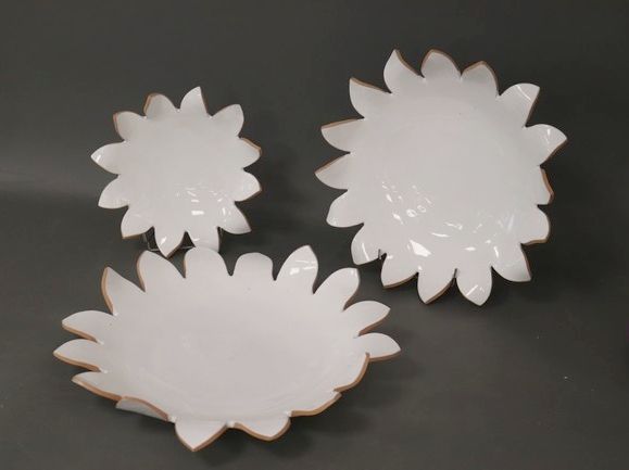 TROIS PLATS en terre cuite émaillée en forme...