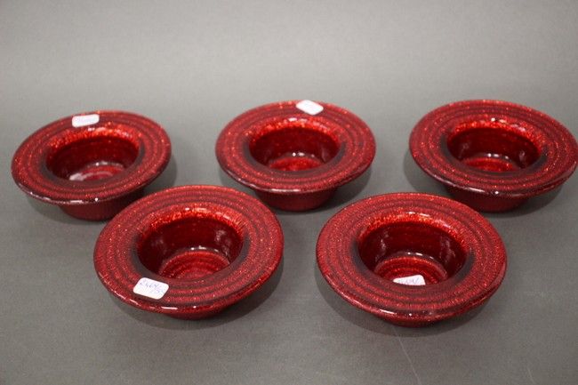 CINQ BOUGEOIRS en verre rouge à paillett...