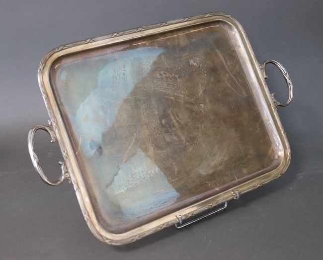 PLATEAU rectangulaire à deux anses, en métal...
