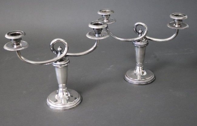 PAIRE DE BOUTS DE TABLE à deux lumières en...