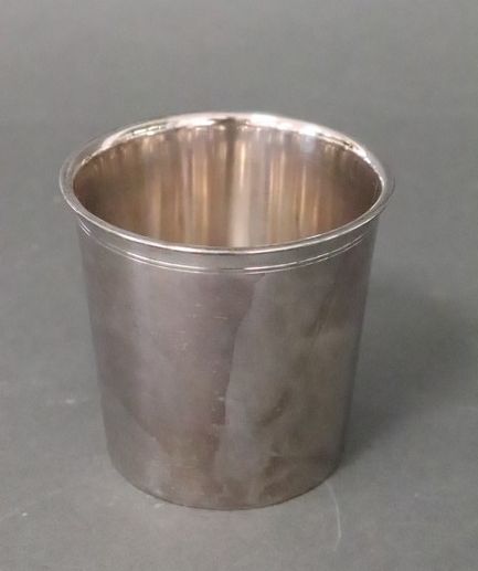TIMBALE en métal argenté, chiffré 27.