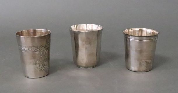 TROIS TIMBALES en métal argenté, la première...