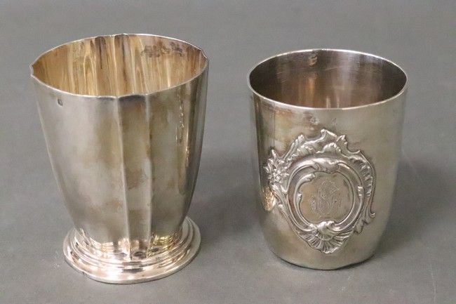 DEUX TIMBALES en argent uni, l'une de forme...