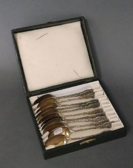 DOUZE PETITES CUILLIERES en argent vermeillé,...