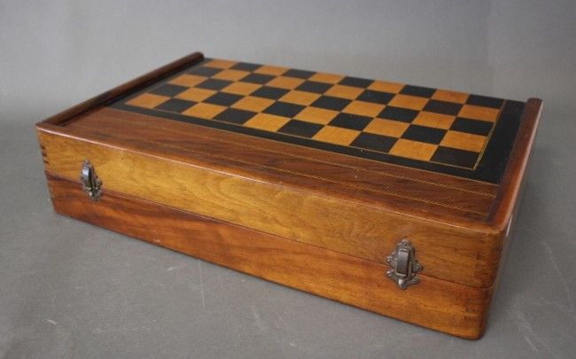 JEU DE JACQUET en bois et son lot de jetons,...
