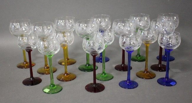 ENSEMBLE DE DIX-SEPT VERRES DU RHIN, à haut...