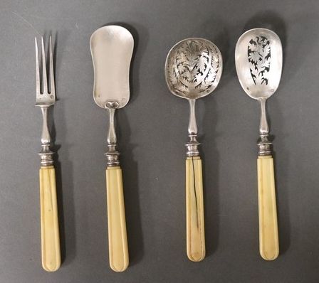 QUATRE COUVERTS DE SERVICE A HORS D'OEUVRE,...