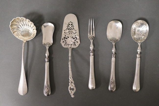 LOT DE COUVERTS en argent comprenant :