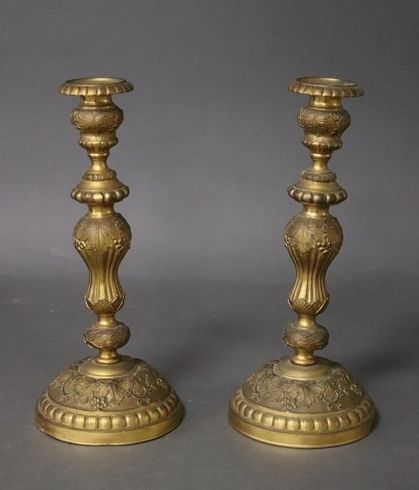 PAIRE DE FLAMBEAUX en bronze ciselé doré,...