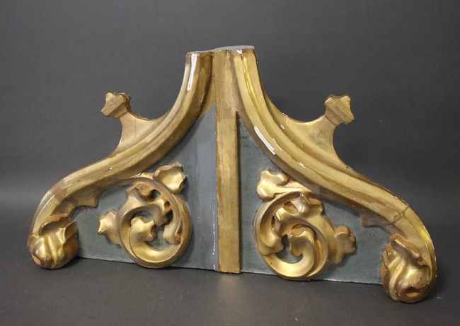 ELEMENT DECORATIF en bois et stuc doré relaqué...
