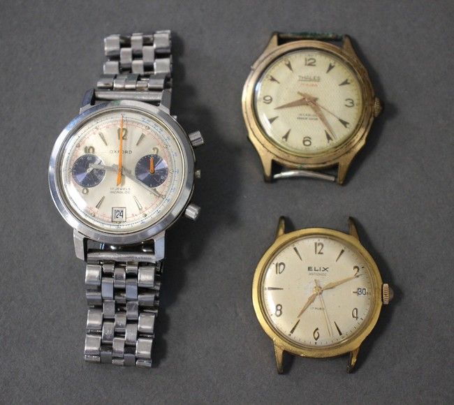 TROIS BOÎTIERS DE MONTRES, à mouvement mécanique,...