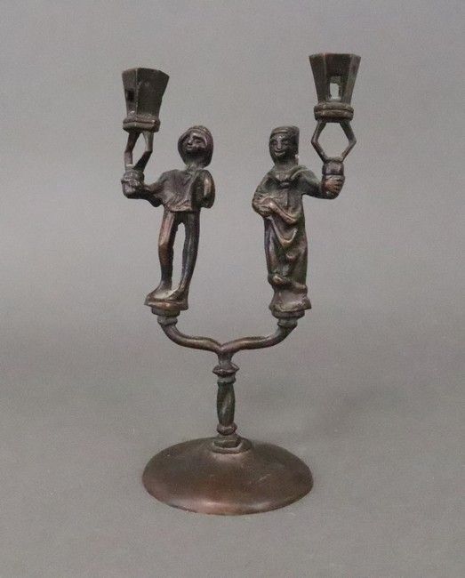 BOUGEOIR en bronze moulé à deux bras de lumières...