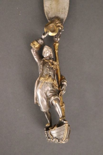 COUPE-PAPIER en bronze argenté et doré, figurant...