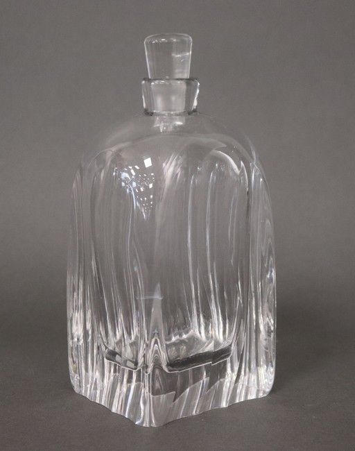 CARAFE de forme ovoïde en cristal taillé...
