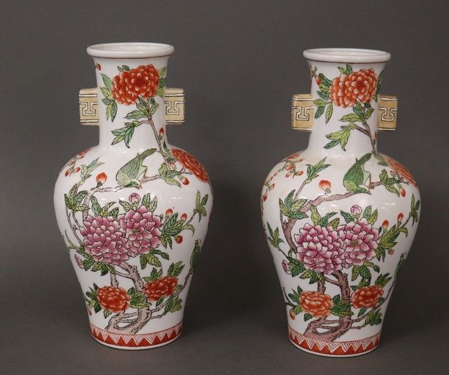 PAIRE DE VASES de forme balustre en porcelaine...