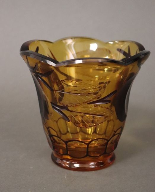 PETIT VASE en cristal teinté jaune et brun,...