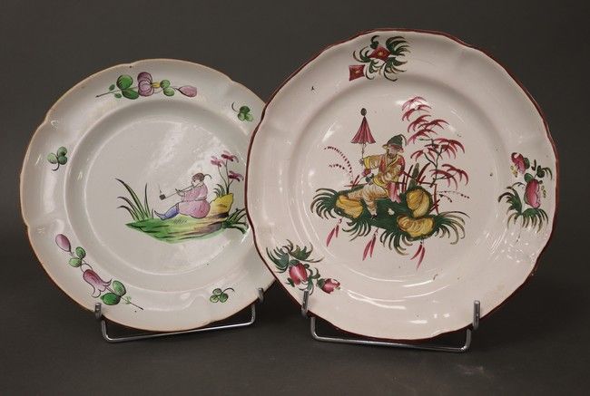 DEUX ASSIETTES en faïence à bord chantourné...