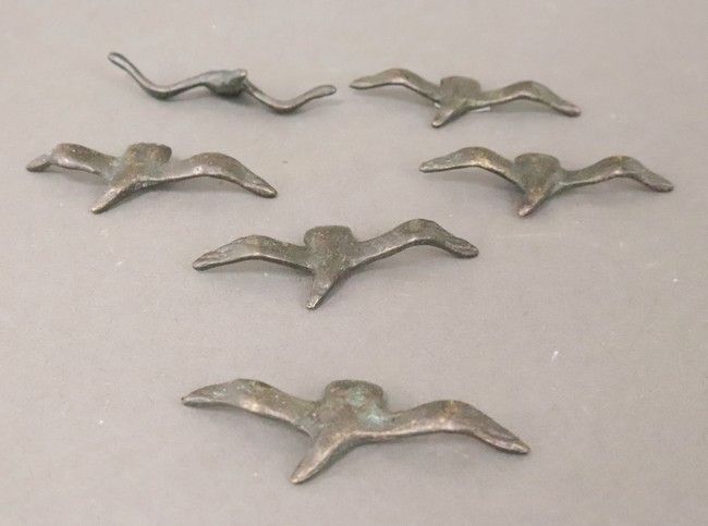 SUITE DE SIX MOUETTES en bronze patiné, pouvant...