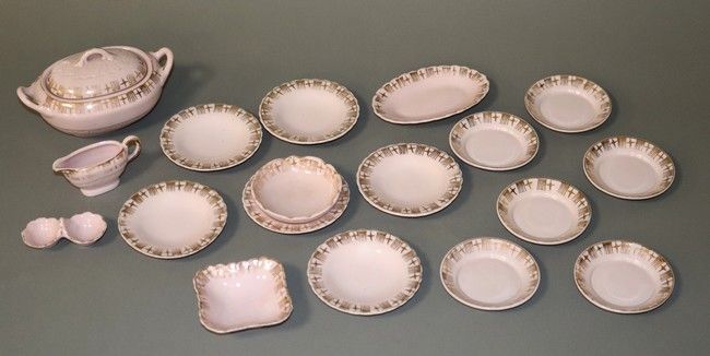 DINETTE DE POUPEE en porcelaine rose à bords...