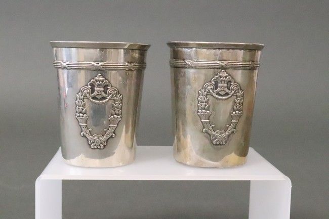 PAIRE DE TIMBALES en argent (950) à décor...