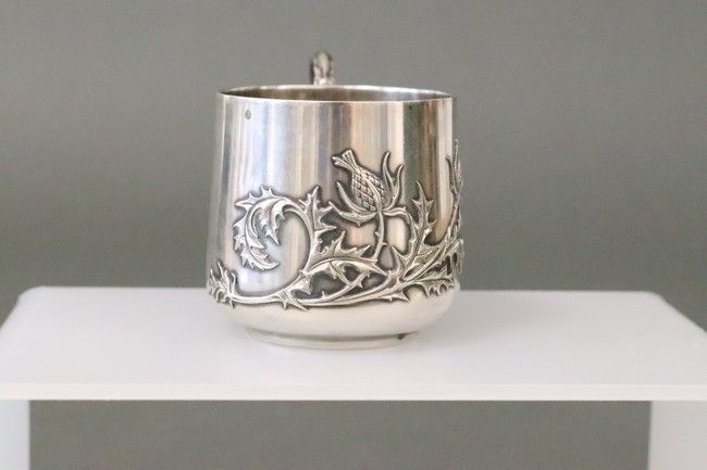 PETITE TASSE en argent (950) à décor appliqué...