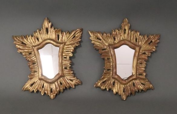 PAIRE DE MIROIRS chantournés dans des cadres...