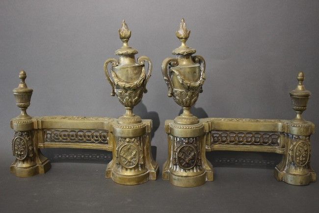 PAIRE DE DEVANT DE CHENETS en bronze ajouré...
