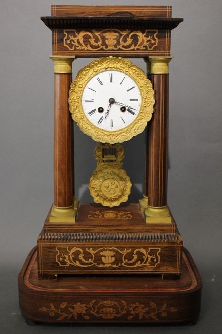 PENDULE PORTIQUE en placage de palissandre...