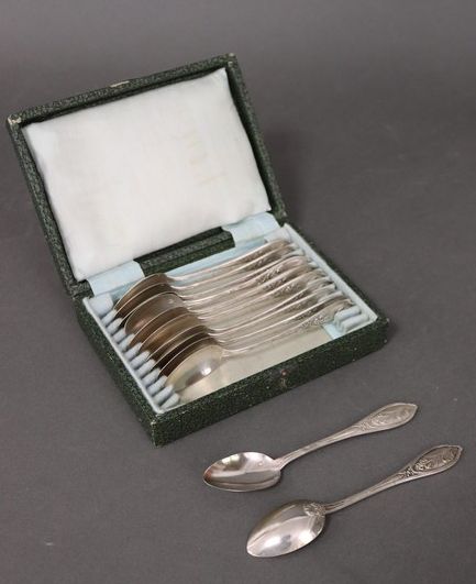 SUITE DE DOUZE CUILLERES A MOKA en argent...
