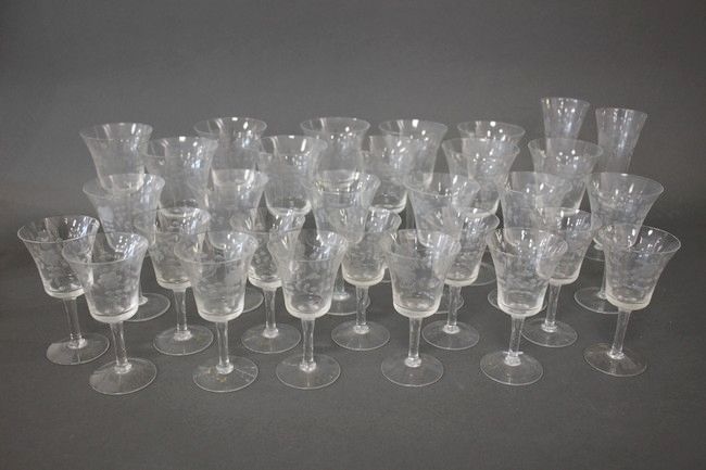 PARTIE DE SERVICE DE VERRES A PIEDS en verre...