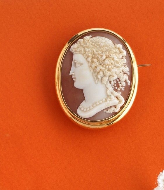 BROCHE camée sur agate sculpté d'un profil...
