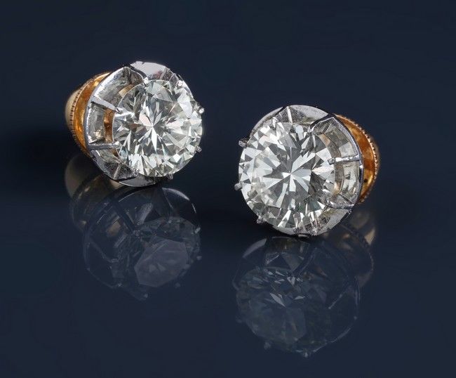 PAIRE DE CLOUS D'OREILLES en or et or gris...
