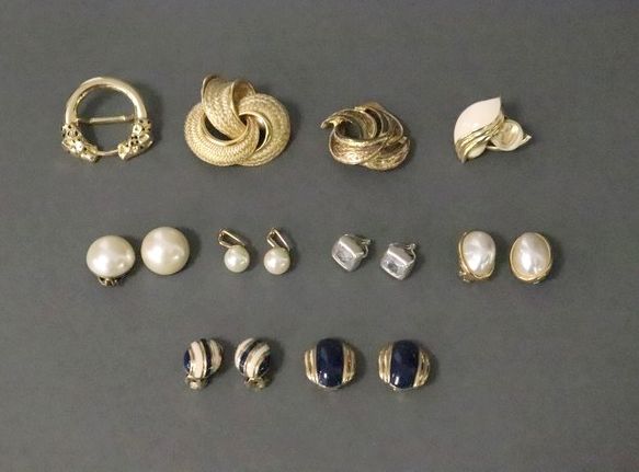 LOT DE BIJOUX FANTAISIE, comprenant une broche...
