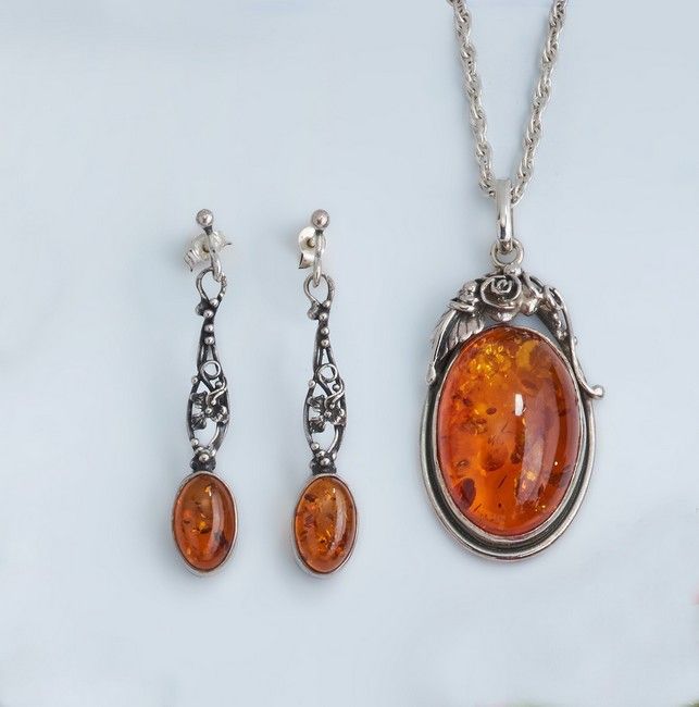 PARURE en argent (950) ornée de cabochons...