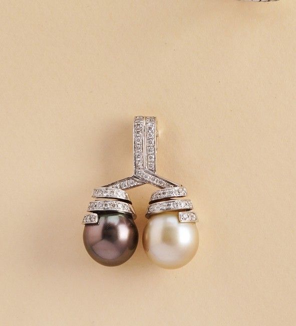 PENDENTIF clip en or gris (750) orné de deux...