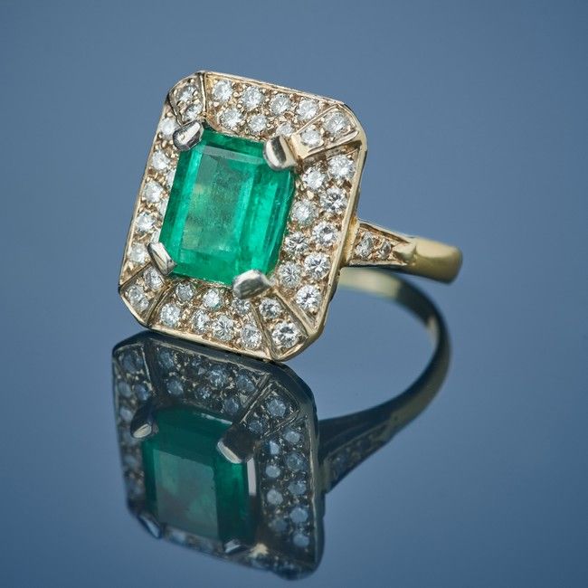 BAGUE en or jaune (750) ornée d'une émeraude...