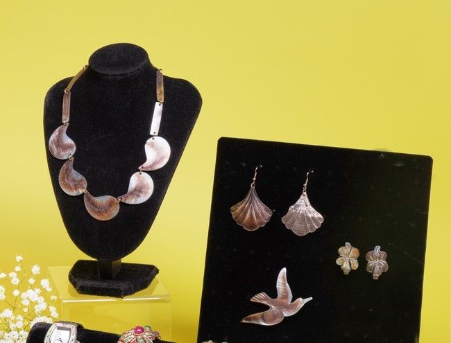 LOT DE BIJOUX en nacre comprenant :