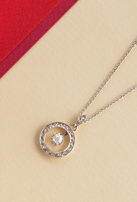 CHAINE en or gris (750) et son PENDENTIF...