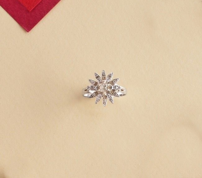 BAGUE en or gris (750) formant une fleurs...
