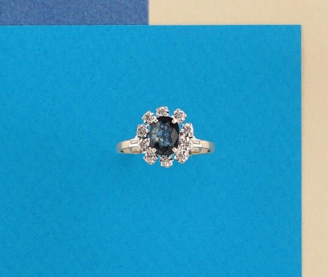 BAGUE en or gris (750) centrée d'un saphir...