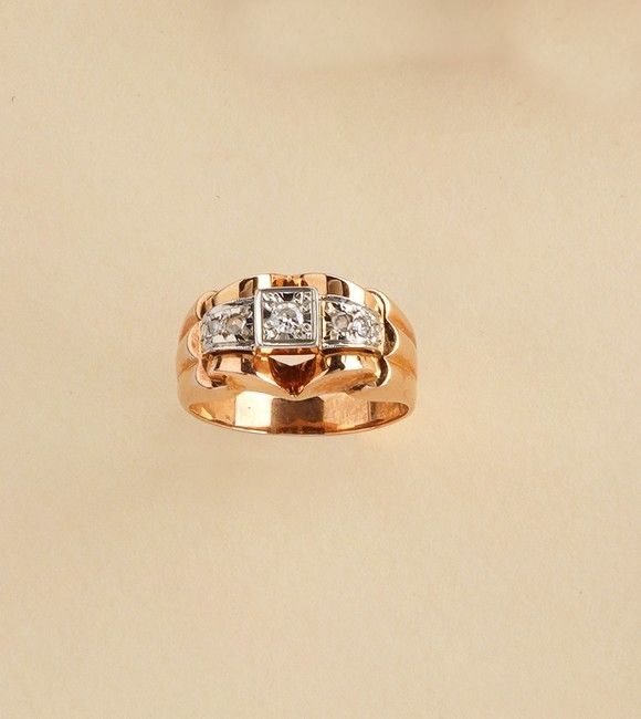 BAGUE en or (750) à plateau bombé orné de...