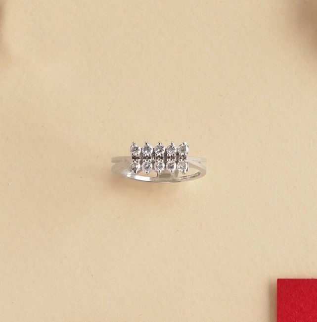 BAGUE en or gris (750) sertie de deux lignes...