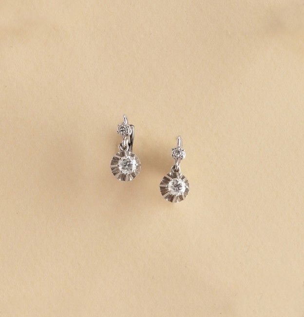 PAIRE DE DORMEUSES en or gris (750) et diamants...
