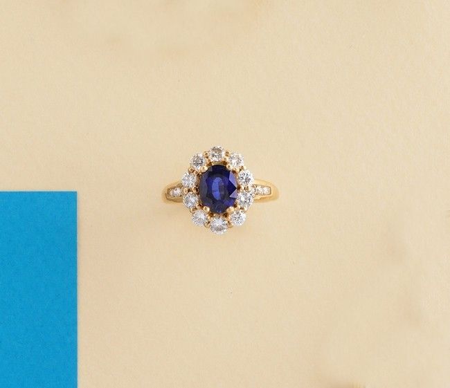 BAGUE pompadour en or (750) sertie d'un saphir...