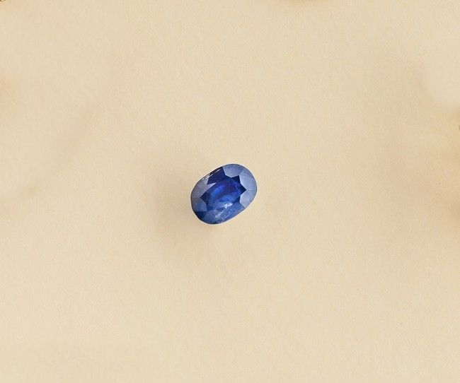 SAPHIR sur papier de 8,65 carats, forme ovale...