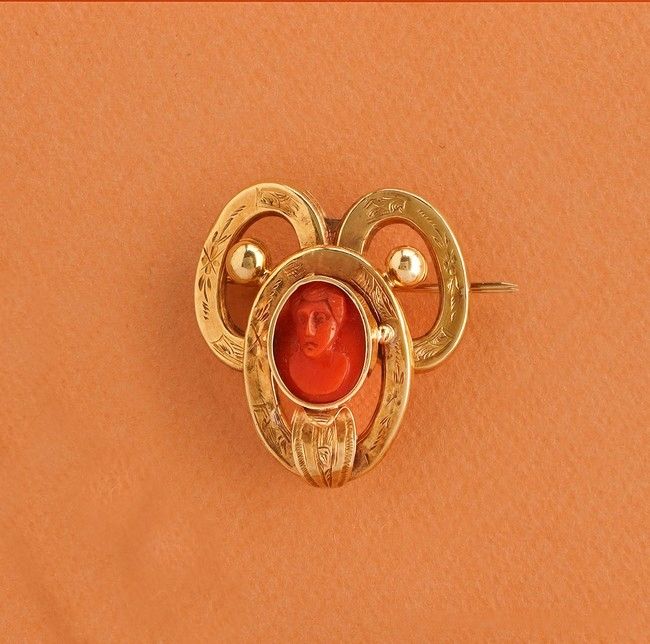 BROCHE ANCIENNE en or (750) à trois cercles...