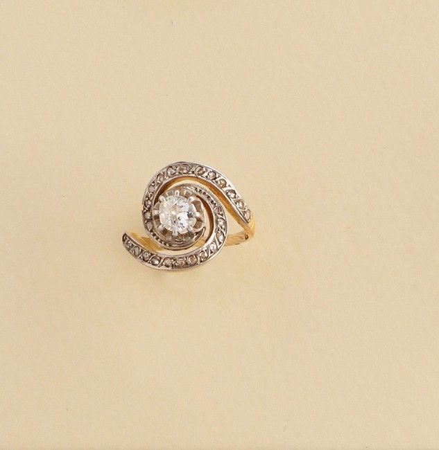 BAGUE TOURBILLON en or (750) ornée d'un diamant...