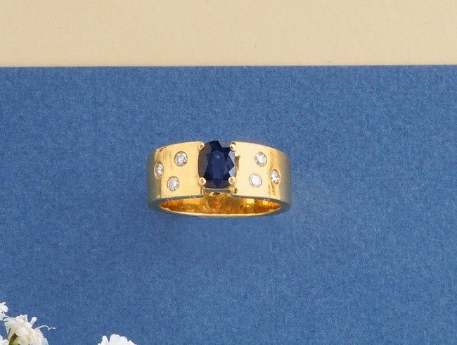 BAGUE BANDEAU en or (750) sertie d'un saphir...