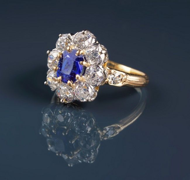BAGUE pompadour en or (750) sertie d'un saphir...