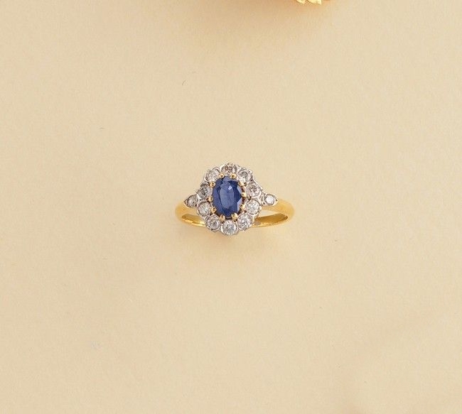 BAGUE pompadour ancienne en or (750), saphir...